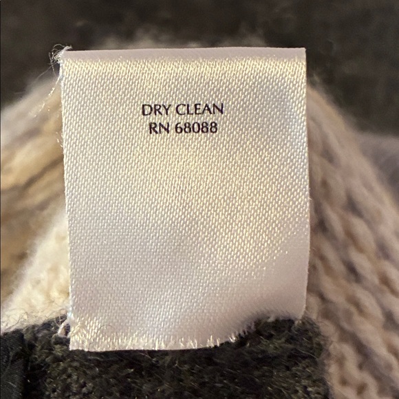 Saks Fifth Avenue Cashmere Sweater Women’s size M - Picture 5 of 5